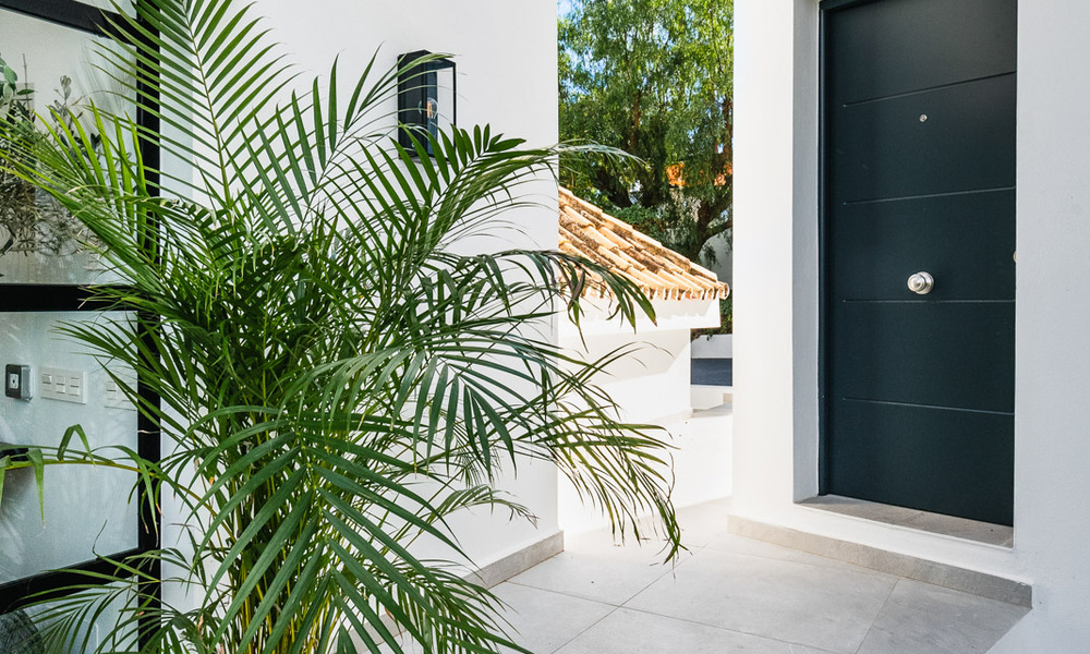 Luxury villa for sale with modern-Mediterranean design and sea views in Nueva Andalucia, Marbella 61001