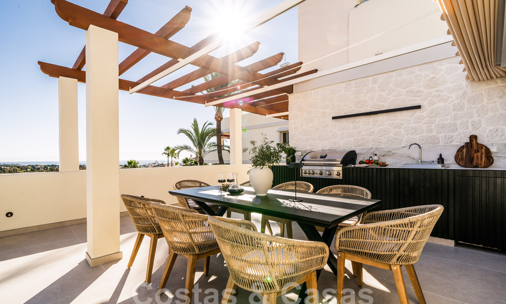 Quality refurbished penthouse for sale with inviting terrace and sea views in Nueva Andalucia, Marbella 61154