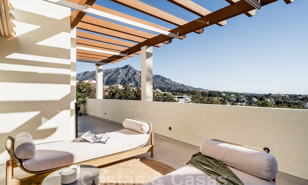 Quality refurbished penthouse for sale with inviting terrace and sea views in Nueva Andalucia, Marbella 61155