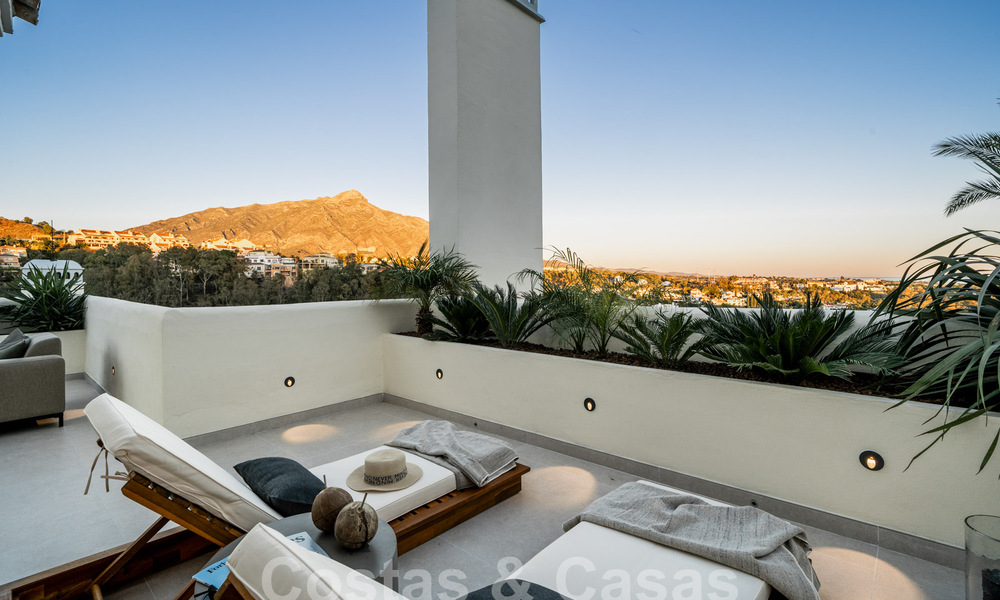Quality refurbished penthouse for sale with inviting terrace and sea views in Nueva Andalucia, Marbella 61164