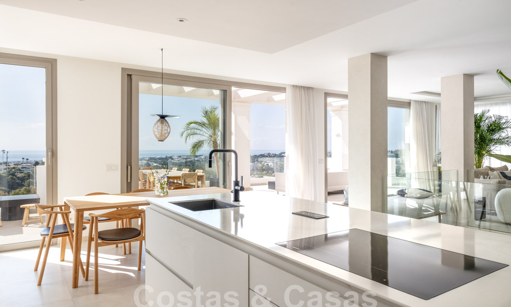 Sophisticated, spacious, luxury penthouse for sale with sea views in a boutique complex in Nueva Andalucia, Marbella 61218