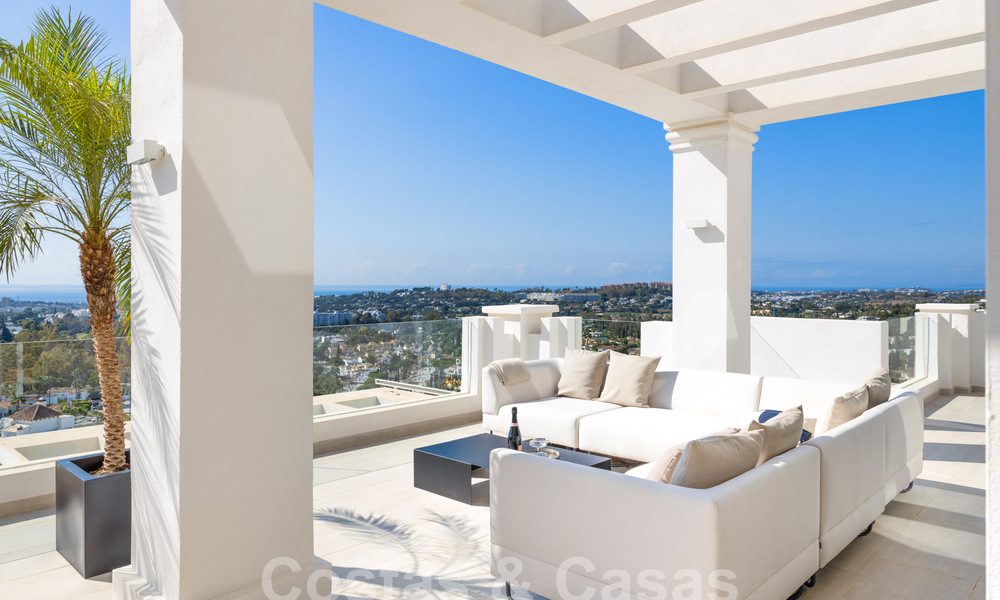 Sophisticated, spacious, luxury penthouse for sale with sea views in a boutique complex in Nueva Andalucia, Marbella 61222