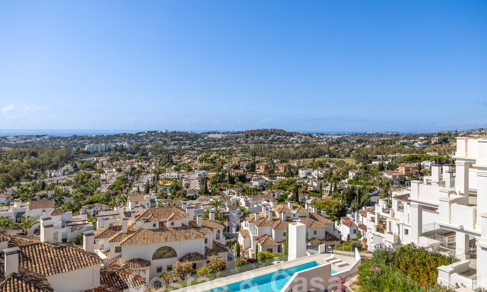 Sophisticated, spacious, luxury penthouse for sale with sea views in a boutique complex in Nueva Andalucia, Marbella 61224