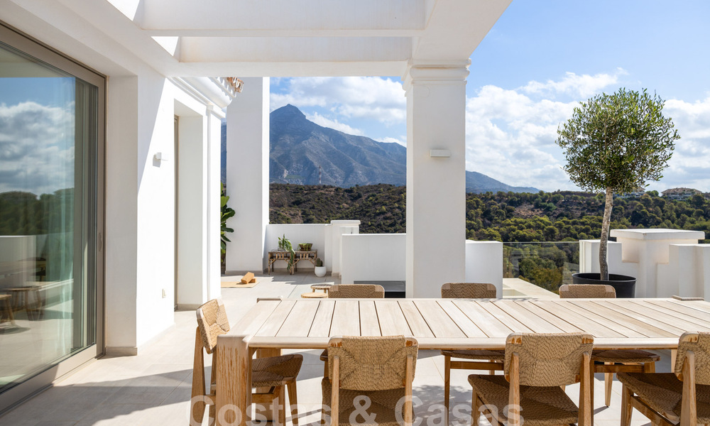 Sophisticated, spacious, luxury penthouse for sale with sea views in a boutique complex in Nueva Andalucia, Marbella 61225