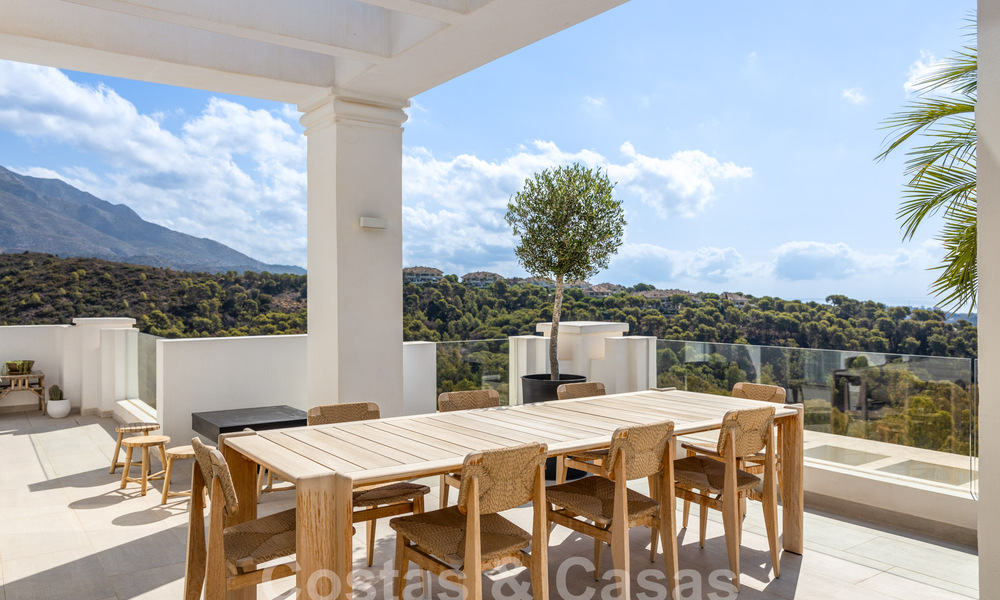 Sophisticated, spacious, luxury penthouse for sale with sea views in a boutique complex in Nueva Andalucia, Marbella 61226