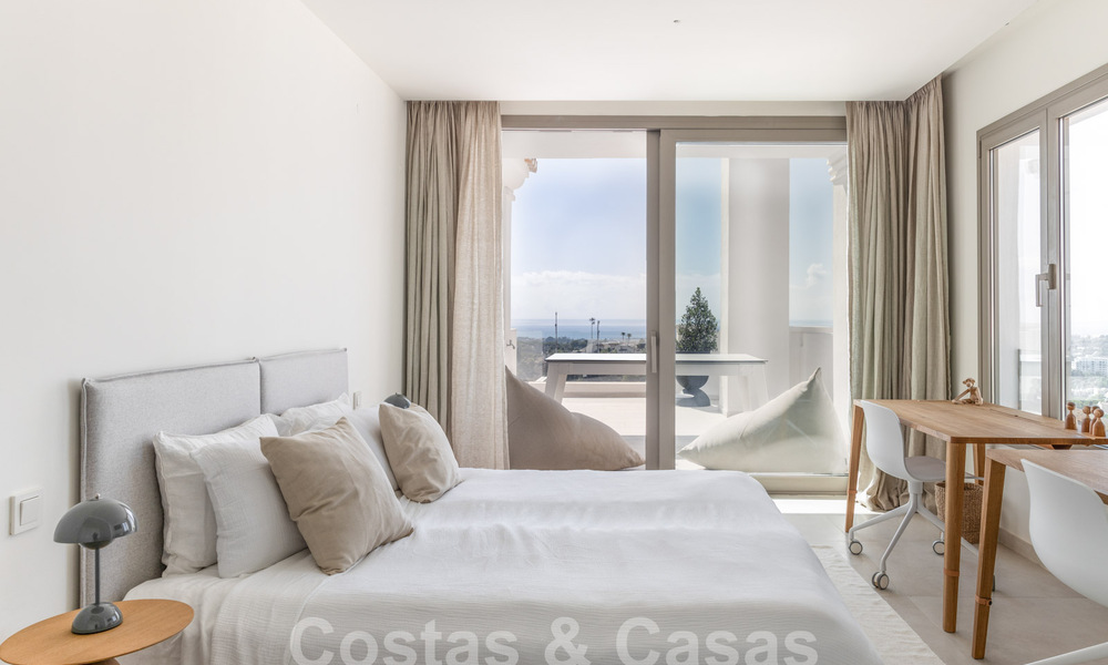 Sophisticated, spacious, luxury penthouse for sale with sea views in a boutique complex in Nueva Andalucia, Marbella 61229