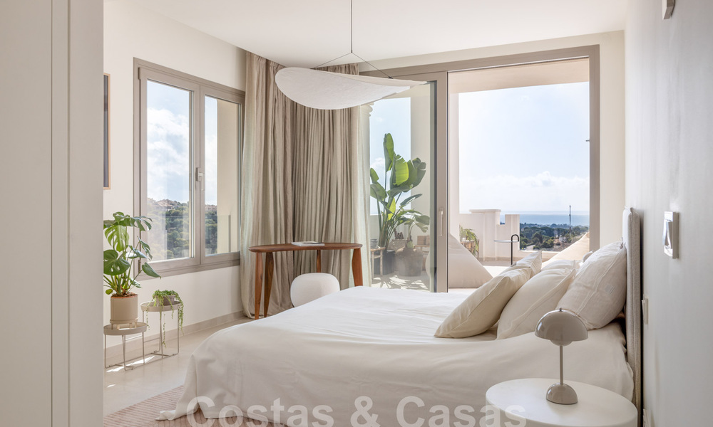 Sophisticated, spacious, luxury penthouse for sale with sea views in a boutique complex in Nueva Andalucia, Marbella 61234