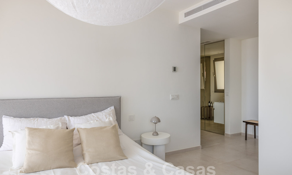 Sophisticated, spacious, luxury penthouse for sale with sea views in a boutique complex in Nueva Andalucia, Marbella 61235