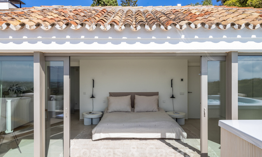 Sophisticated, spacious, luxury penthouse for sale with sea views in a boutique complex in Nueva Andalucia, Marbella 61243