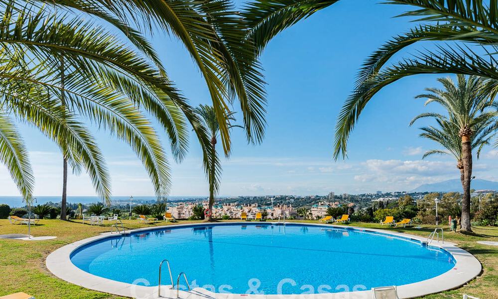 Luxurious apartment for sale with panoramic sea views in a gated urbanization on the Golden Mile, Marbella 61722