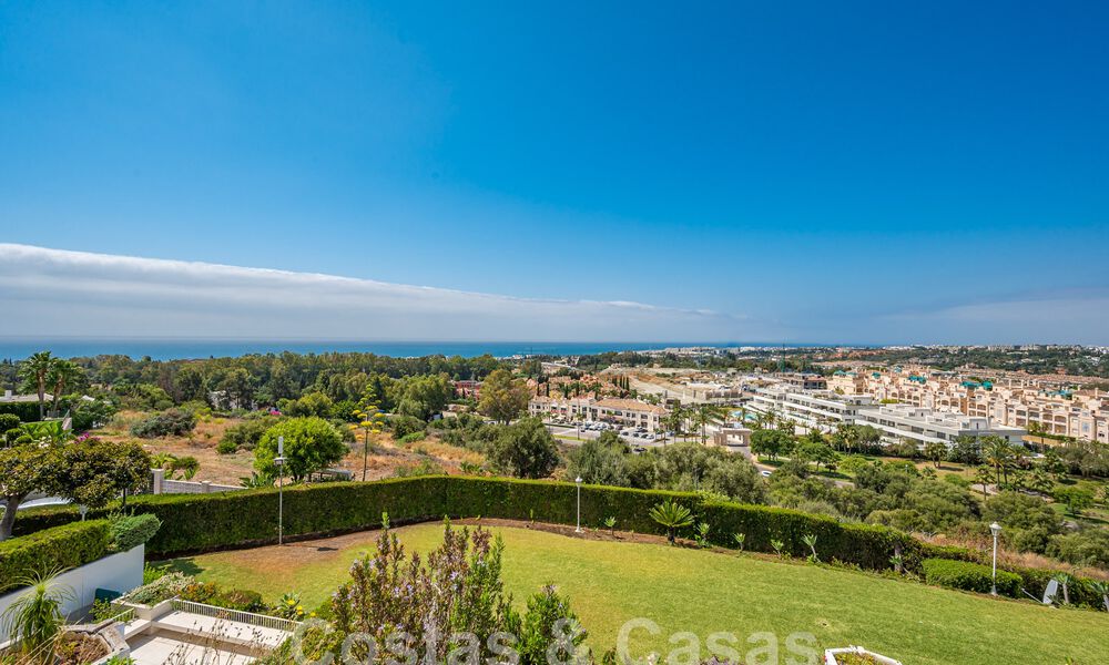 Luxurious apartment for sale with panoramic sea views in a gated urbanization on the Golden Mile, Marbella 61729