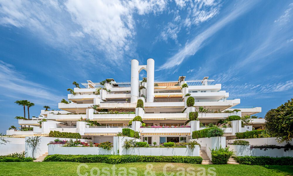 Luxurious apartment for sale with panoramic sea views in a gated urbanization on the Golden Mile, Marbella 61763