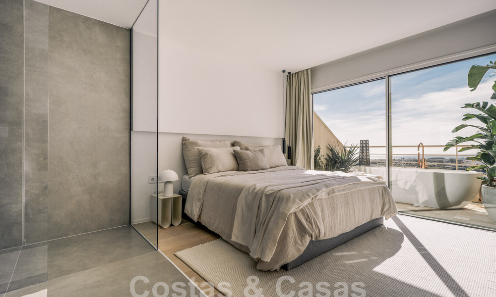 Impressive renovated penthouse for sale with panoramic golf and sea views in the heart of Nueva Andalucia, Marbella 61799