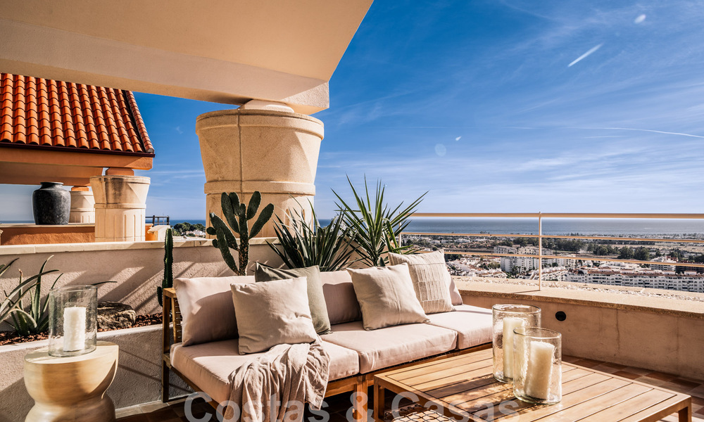 Impressive renovated penthouse for sale with panoramic golf and sea views in the heart of Nueva Andalucia, Marbella 61804