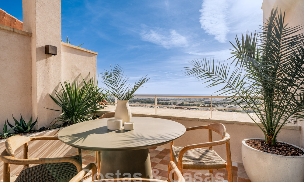 Impressive renovated penthouse for sale with panoramic golf and sea views in the heart of Nueva Andalucia, Marbella 61806