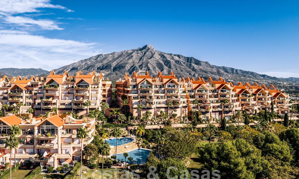 Impressive renovated penthouse for sale with panoramic golf and sea views in the heart of Nueva Andalucia, Marbella 61821