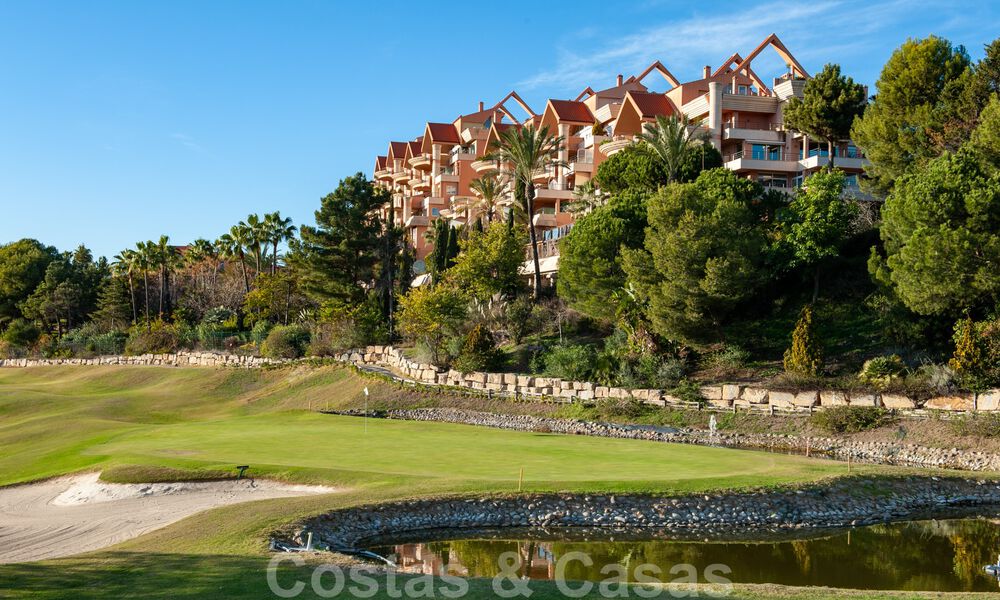 Impressive renovated penthouse for sale with panoramic golf and sea views in the heart of Nueva Andalucia, Marbella 61840