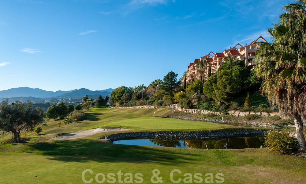 Impressive renovated penthouse for sale with panoramic golf and sea views in the heart of Nueva Andalucia, Marbella 61841