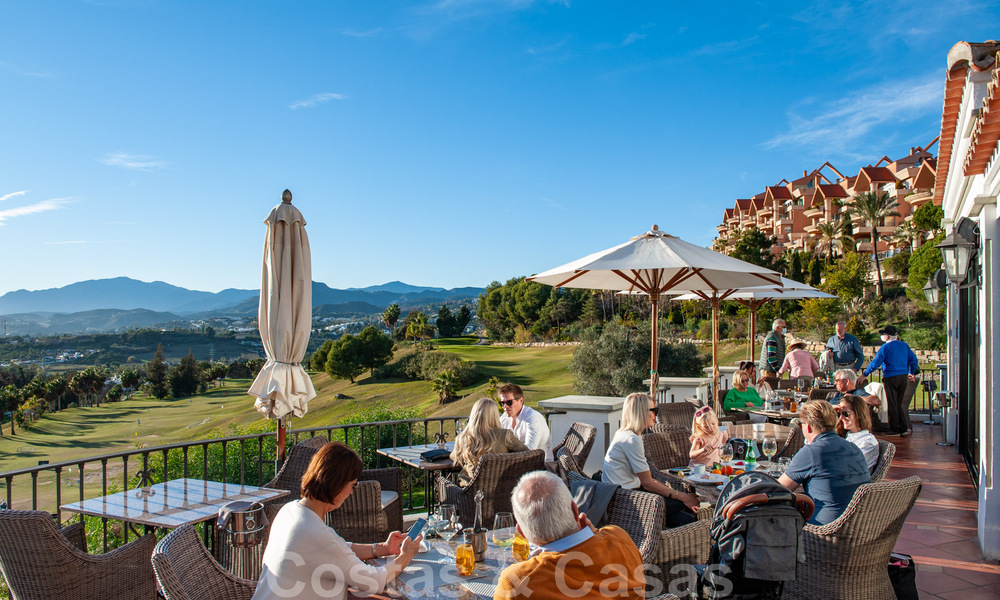 Impressive renovated penthouse for sale with panoramic golf and sea views in the heart of Nueva Andalucia, Marbella 61842