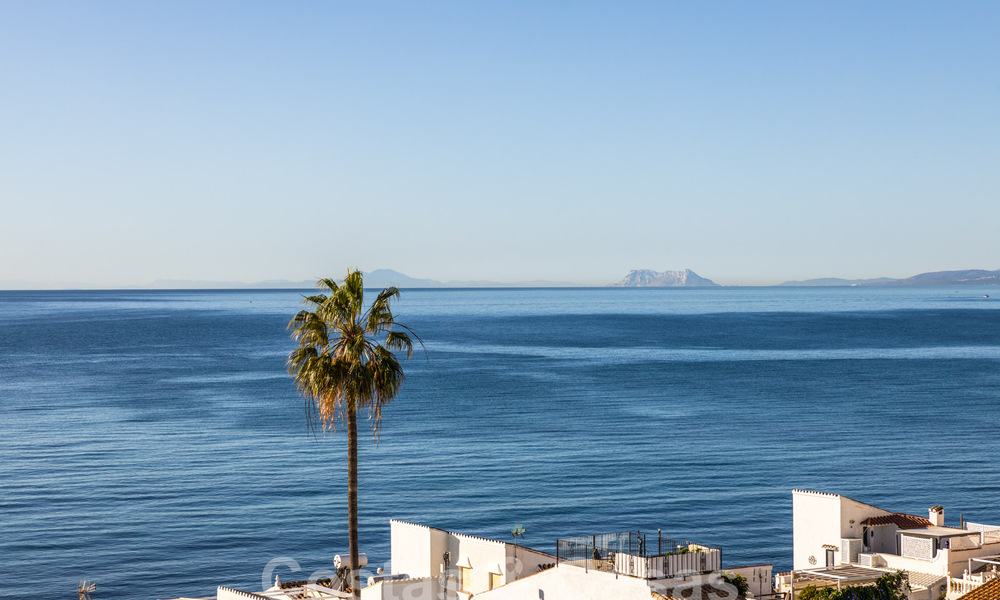 Beachside Penthouse with 3 bedrooms and panoramic sea views for sale on the New Golden Mile between Marbella and Estepona 61365