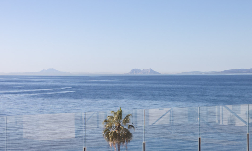 Beachside Penthouse with 3 bedrooms and panoramic sea views for sale on the New Golden Mile between Marbella and Estepona 61379