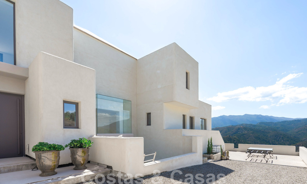 Modern villa to be finished for sale surrounded by 360º views of the mountains, lake and sea, close to Marbella 61931