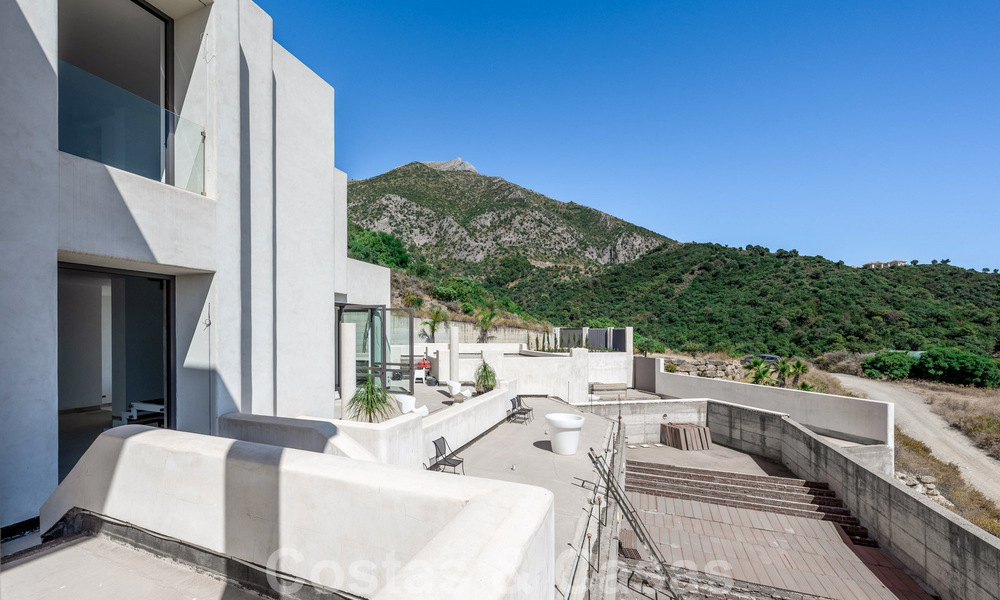 Modern villa to be finished for sale surrounded by 360º views of the mountains, lake and sea, close to Marbella 61934