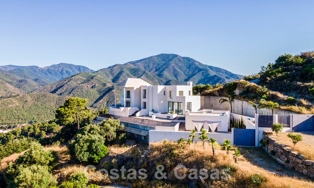 Modern villa to be finished for sale surrounded by 360º views of the mountains, lake and sea, close to Marbella 61948