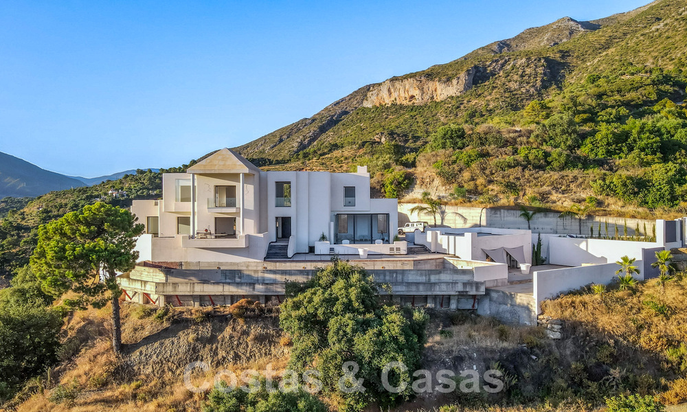 Modern villa to be finished for sale surrounded by 360º views of the mountains, lake and sea, close to Marbella 61951