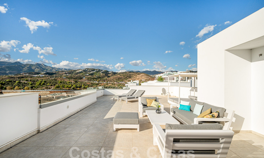 Move-in ready! Modern, luxurious penthouse for sale bordering the golf course, with sea and golf views, East Marbella 62258