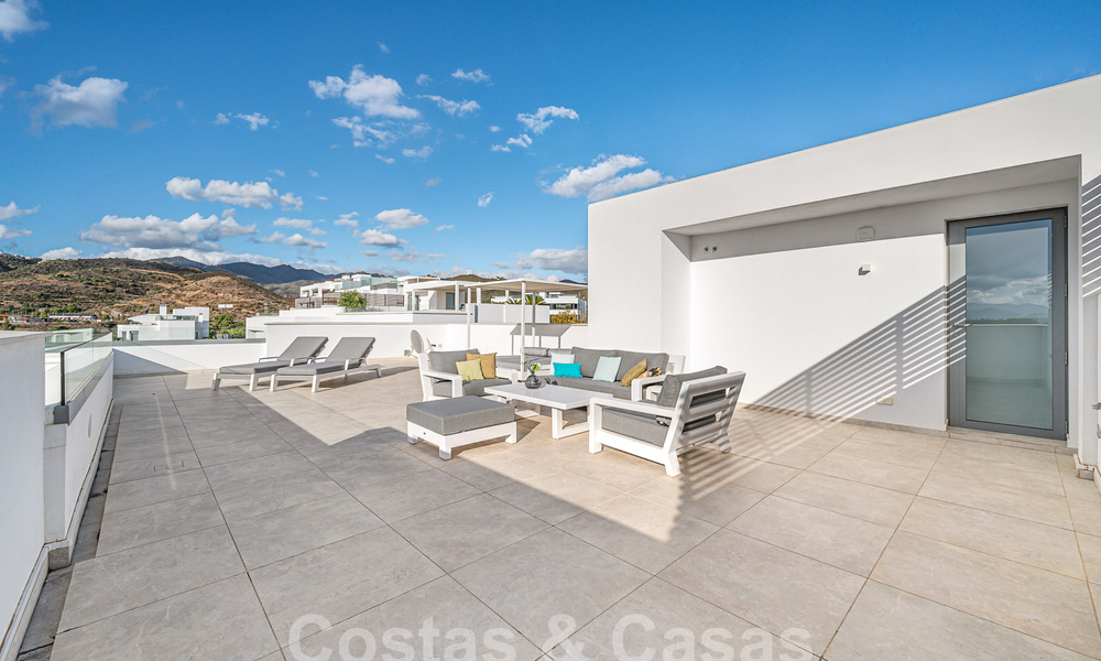 Move-in ready! Modern, luxurious penthouse for sale bordering the golf course, with sea and golf views, East Marbella 62259