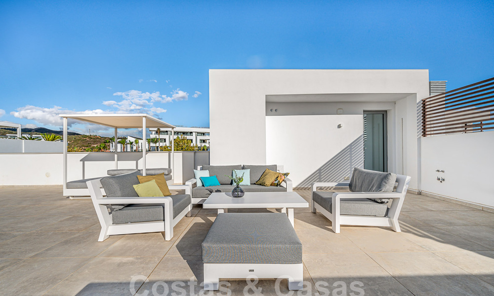 Move-in ready! Modern, luxurious penthouse for sale bordering the golf course, with sea and golf views, East Marbella 62260