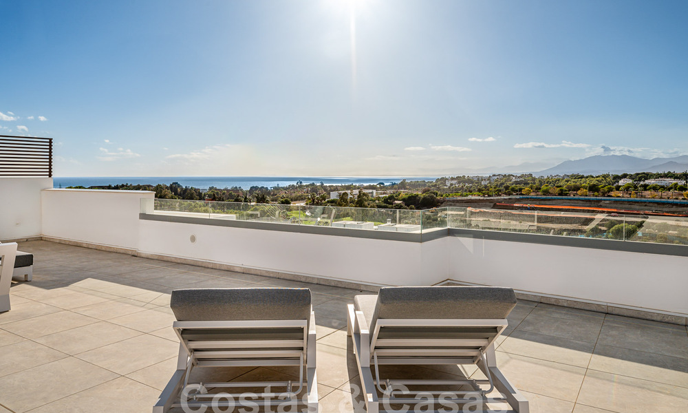 Move-in ready! Modern, luxurious penthouse for sale bordering the golf course, with sea and golf views, East Marbella 62262