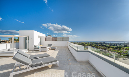 Move-in ready! Modern, luxurious penthouse for sale bordering the golf course, with sea and golf views, East Marbella 62263
