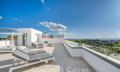 Move-in ready! Modern, luxurious penthouse for sale bordering the golf course, with sea and golf views, East Marbella 62263