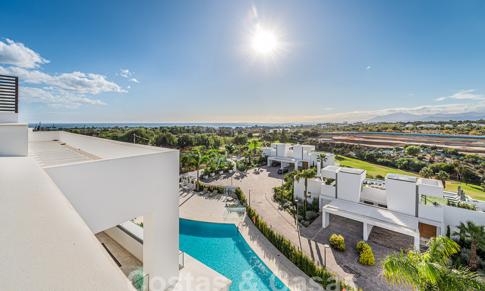 Move-in ready! Modern, luxurious penthouse for sale bordering the golf course, with sea and golf views, East Marbella 62264