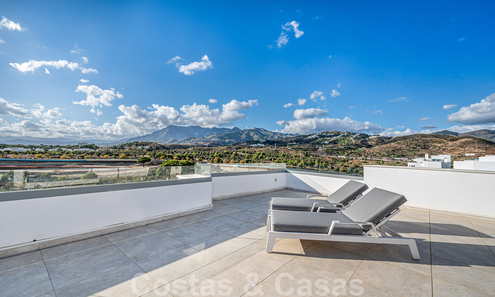 Move-in ready! Modern, luxurious penthouse for sale bordering the golf course, with sea and golf views, East Marbella 62265