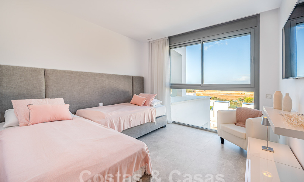Move-in ready! Modern, luxurious penthouse for sale bordering the golf course, with sea and golf views, East Marbella 62266