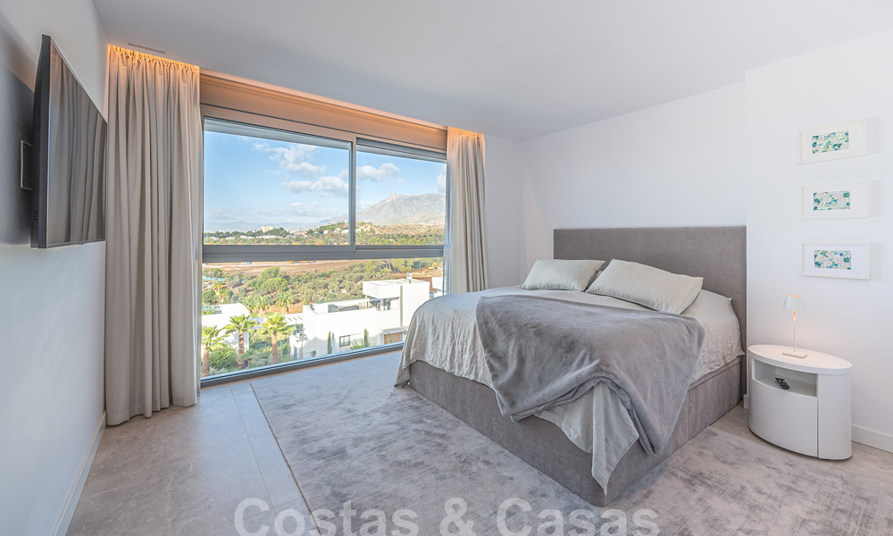 Move-in ready! Modern, luxurious penthouse for sale bordering the golf course, with sea and golf views, East Marbella 62271