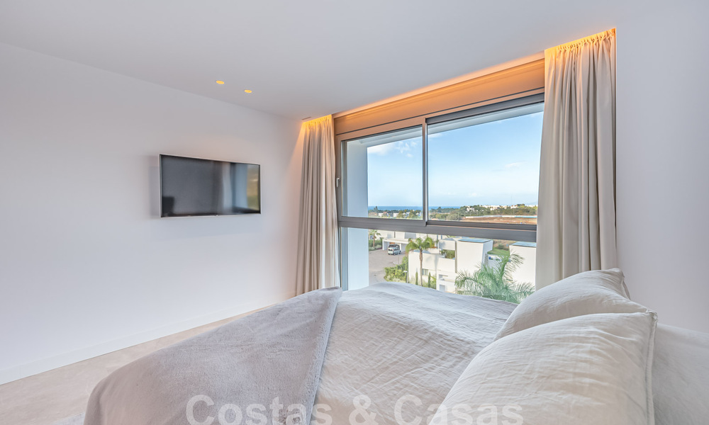 Move-in ready! Modern, luxurious penthouse for sale bordering the golf course, with sea and golf views, East Marbella 62272