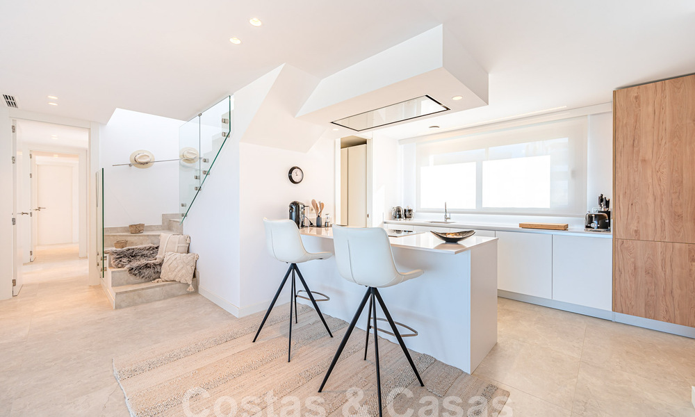 Move-in ready! Modern, luxurious penthouse for sale bordering the golf course, with sea and golf views, East Marbella 62286