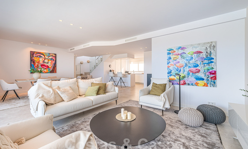 Move-in ready! Modern, luxurious penthouse for sale bordering the golf course, with sea and golf views, East Marbella 62290