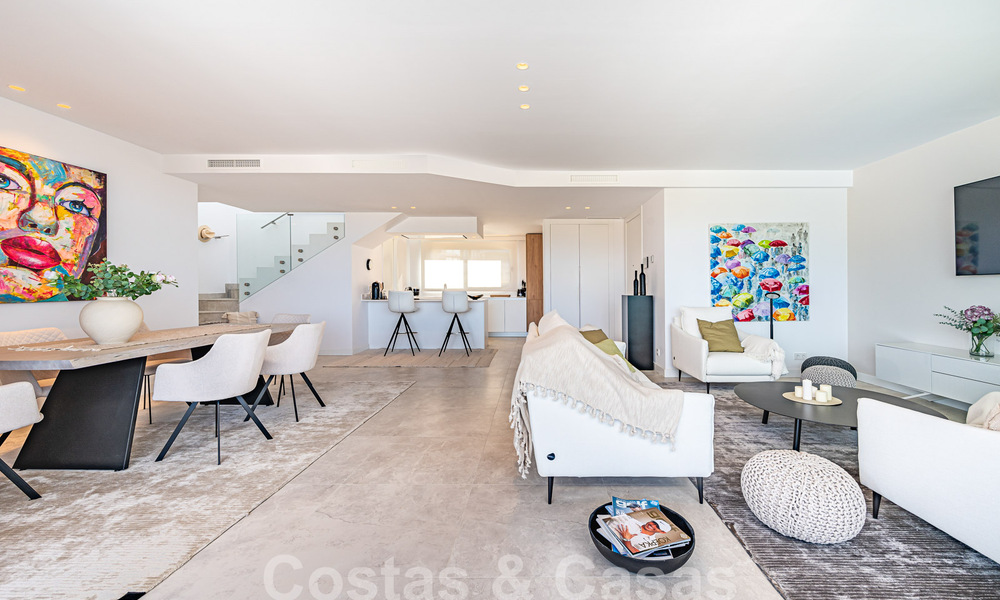 Move-in ready! Modern, luxurious penthouse for sale bordering the golf course, with sea and golf views, East Marbella 62297