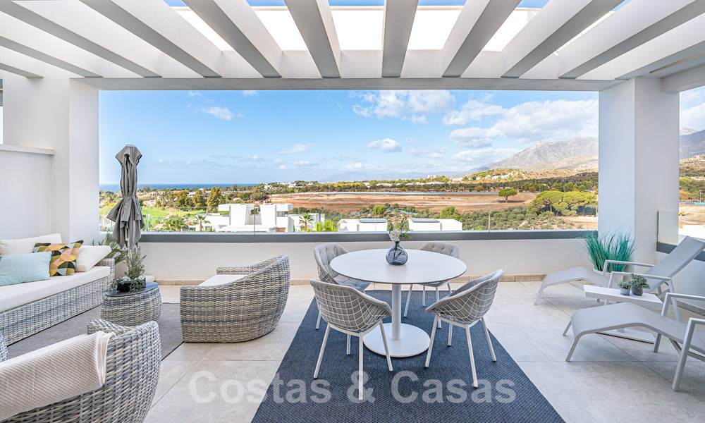 Move-in ready! Modern, luxurious penthouse for sale bordering the golf course, with sea and golf views, East Marbella 62299