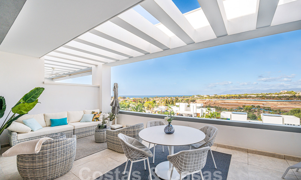 Move-in ready! Modern, luxurious penthouse for sale bordering the golf course, with sea and golf views, East Marbella 62300