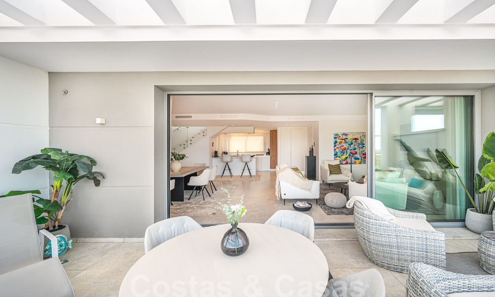 Move-in ready! Modern, luxurious penthouse for sale bordering the golf course, with sea and golf views, East Marbella 62302