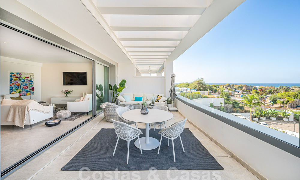 Move-in ready! Modern, luxurious penthouse for sale bordering the golf course, with sea and golf views, East Marbella 62303