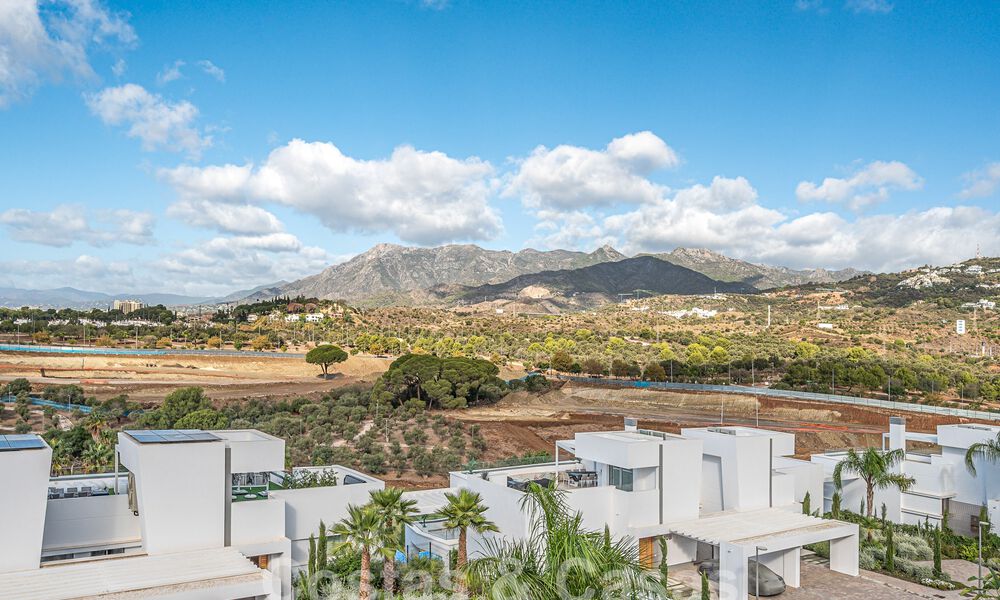 Move-in ready! Modern, luxurious penthouse for sale bordering the golf course, with sea and golf views, East Marbella 62305