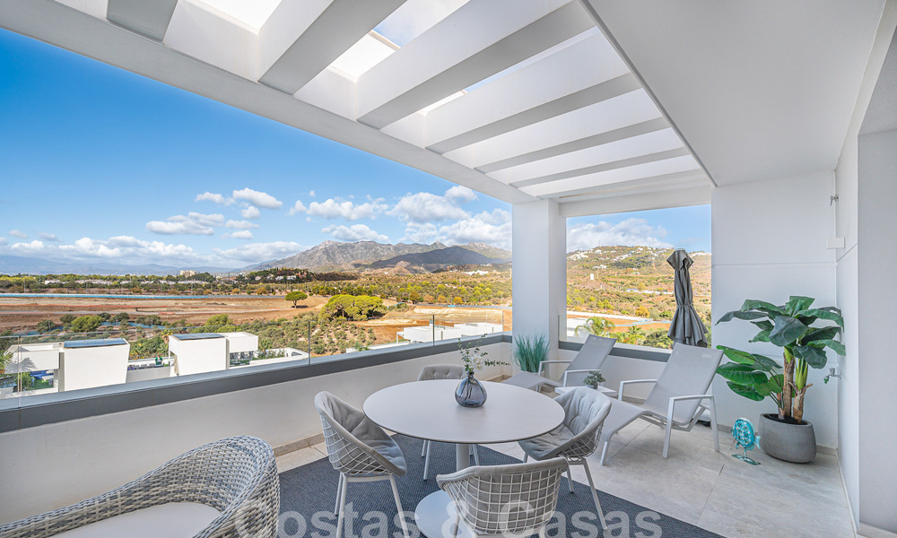 Move-in ready! Modern, luxurious penthouse for sale bordering the golf course, with sea and golf views, East Marbella 62306