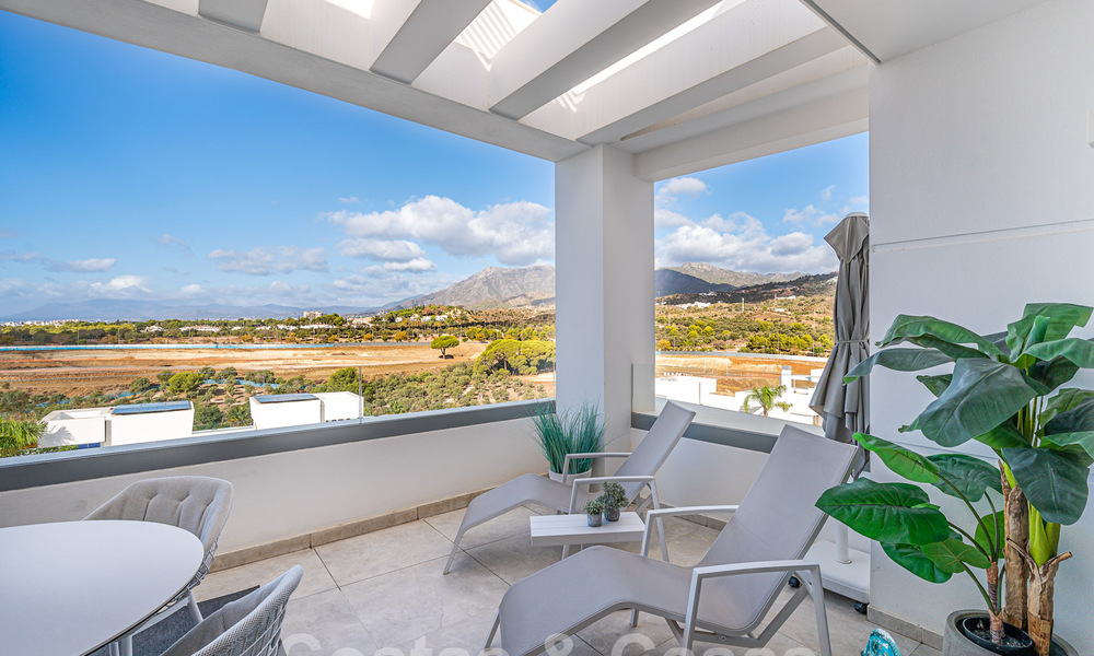 Move-in ready! Modern, luxurious penthouse for sale bordering the golf course, with sea and golf views, East Marbella 62307